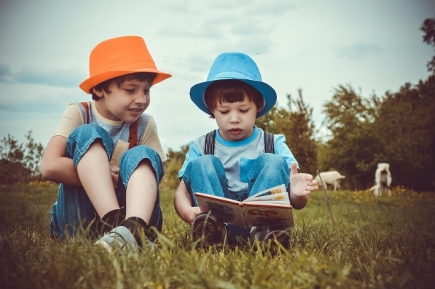 طفلة تقرأ كتاباً بتركيز في ركن منزلي هادئ ودافئ - نصائح تشجيع الأطفال على القراءة