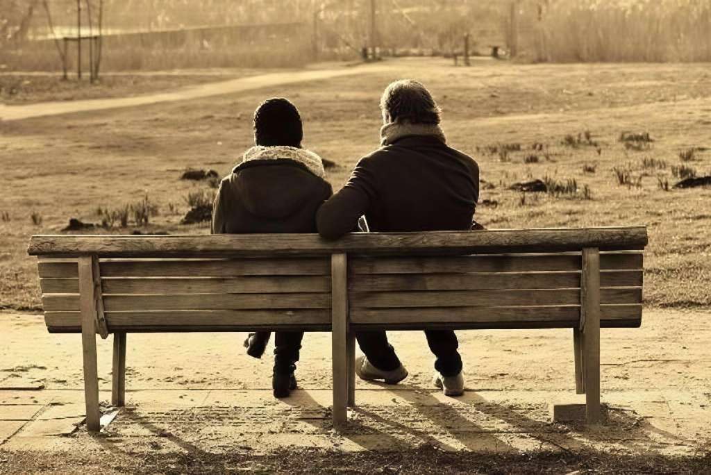 رجل وامرأة يتأملان في طبيعة العلاقة الإنسانية
