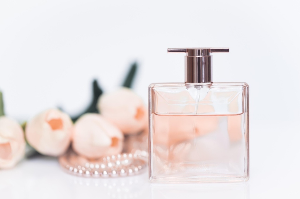 عبوة عطر نسائي أنيقة بتصميم فاخر وروائح عطرية مميزة